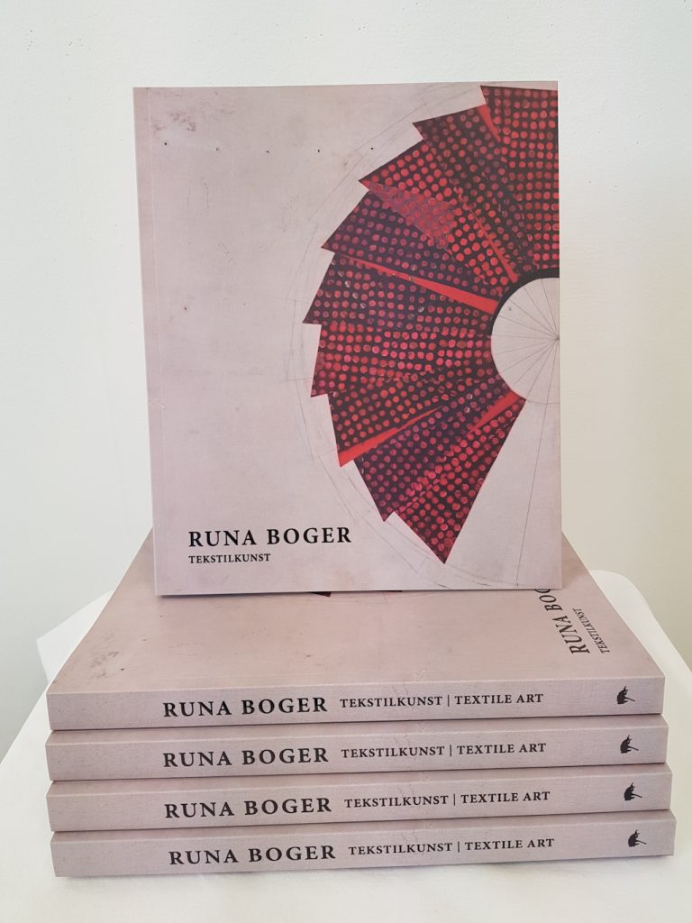 2024 Runa Boger tekstilkunst / textile art – Kunstnermonografi